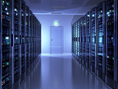 Ein Serverraum mit Regalen voller Server und blauen Lichtern, einer Tür am Ende des Gangs.